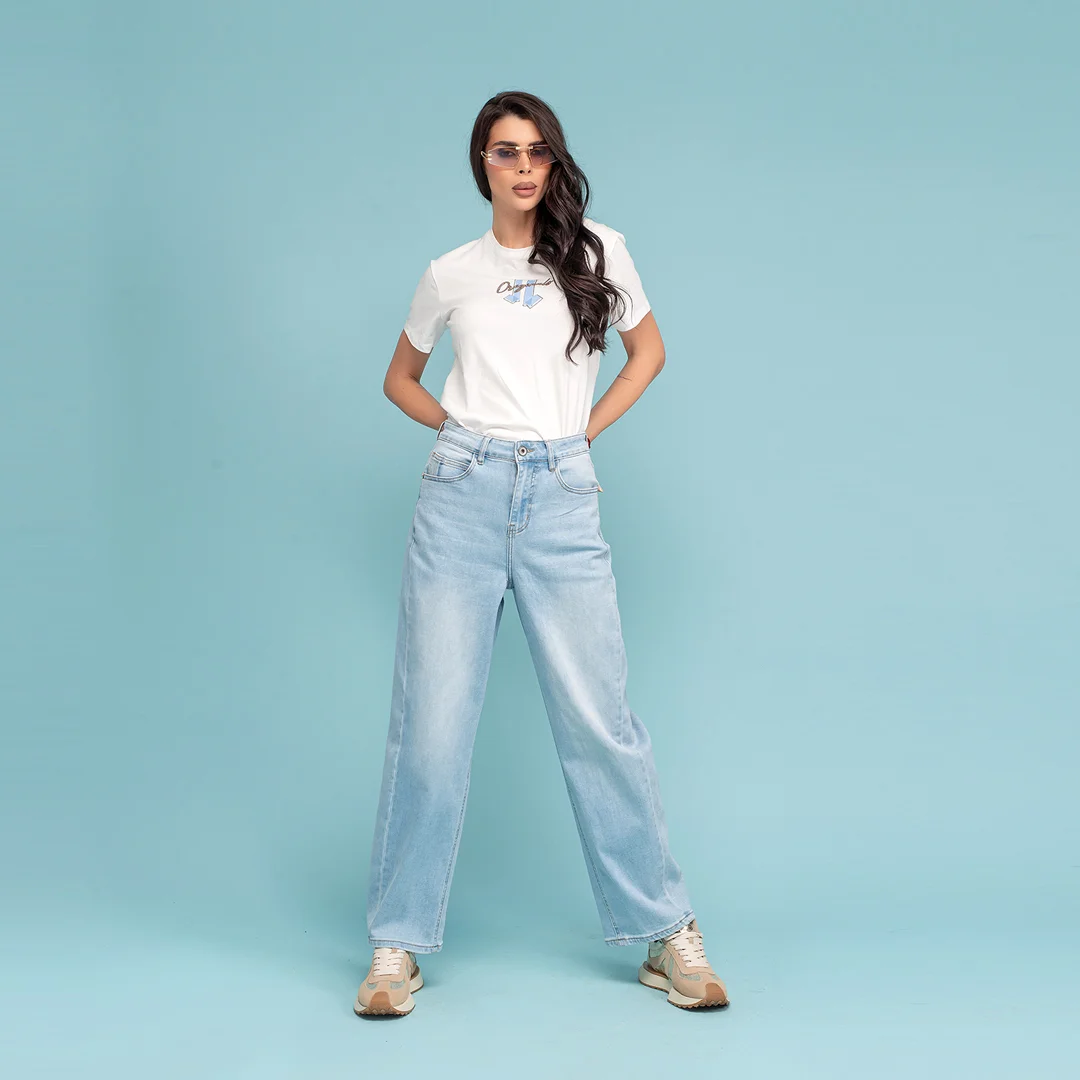 Blugi cu picioare largi