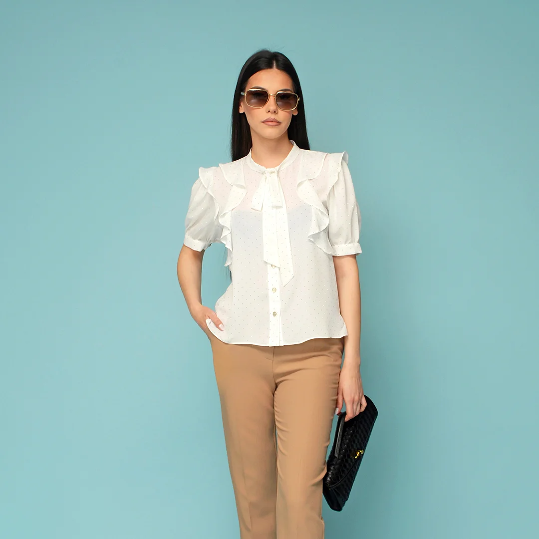 cămașă de damă în contrast cu cravată