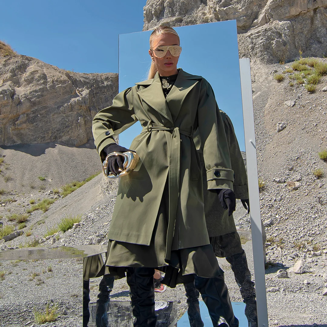 Trenci cu piele si nasturi